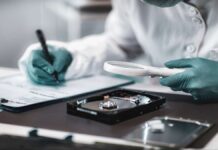Cómo trabajan los expertos en descubrir huellas digitales