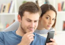 Cuidado con los que espían el teléfono por encima del hombro