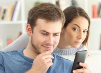 Cuidado con los que espían el teléfono por encima del hombro