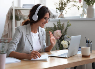 LOL Educación: Licencias OnLine prepara al canal para el futuro de la tecnología Licencias OnLine capacita a los canales.