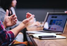 ¿Humanos vs. IA? La batalla por el control de las decisiones estratégicas en las empresas Inteligencia Artificial e Inteligencia Humana.