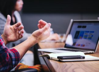 ¿Humanos vs. IA? La batalla por el control de las decisiones estratégicas en las empresas Inteligencia Artificial e Inteligencia Humana.