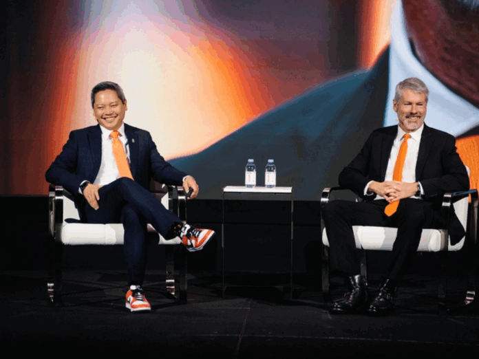 Foto Phong Le y Michael Saylor em Strategy World 2025