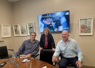 La estrategia de CertiSur para fortalecer la confianza en el mundo digital Armando Carratalá, CTO y Director de CertiSur; Nora D´Alessio, Vicepresidente en D´Alessio IROL; y Nestor Markowicz, COO de Certisur.