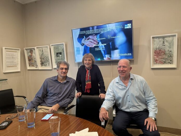 Armando Carratalá, CTO y Director de CertiSur; Nora D´Alessio, Vicepresidente en D´Alessio IROL; y Nestor Markowicz, COO de Certisur. Armando Carratalá, CTO y Director de CertiSur; Nora D´Alessio, Vicepresidente en D´Alessio IROL; y Nestor Markowicz, COO de Certisur.