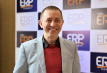 La primera edición del ERP Summit pasó por Santiago El pasado 19 de agosto tuvo lugar en el Hotel Mandarin Oriental de Santiago la primera edición del ERP Summit Chile 2025. Este encuentro forma parte de una serie que arrancó en Brasil, impulsada por Grupo Portal ERP, y ya llegó a distintos países de América Latina y a España. Esta vez, el lema fue “La inteligencia del software como factor de cambio en la gestión empresarial”. Para Luciano Itamar, Co-founder del Grupo Portal ERP, se trata del mayor evento global “multibrand” en torno al software de gestión. “Es la primera vez que hacemos este evento en Chile. Estamos muy animados con esta edición porque el mercado chileno está avanzando y las compañías chilenas están en la búsqueda de cómo acelerar su transformación digital”, destacó Itamar. Para el ejecutivo, la Inteligencia Artificial se presenta en este espacio como un acelerador del proceso de transformación de las compañías. “En este encuentro hablamos de cómo pueden acelerar esa transformación por medio del software de gestión. Y por ese motivo reunimos a los clientes finales con los mayores proveedores, tanto globales como locales, de este software. Es un día de networking, de negocios, para conocer el presente y el futuro del área de software”. Números tempranos de la convocatoria estimaban la asistencia por encima de las mil personas, sin embargo para Itamar no se trata tanto de la cantidad, sino del perfil de los asistentes. “Un 70% de nuestra audiencia está comprobadamente conformada por C-Levels, directores de IT, gerentes y empresarios. Y así queremos que siga, porque son las personas que tienen el poder de toma de decisiones”, precisó Itamar. Innovación con IA, networking y nuevos negocios La agenda del encuentro inició con Andrés Silva Arancibia, speaker tecnológico chileno, quien habló de “Disrupción digital con IA”. La conferencia buscó abrir el debate sobre cómo las organizaciones pueden adoptar estas tecnologías, no solo como una ventaja, sino como una necesidad para mantenerse vigente, innovar con agilidad y responder a los desafíos de productividad, sostenibilidad y crecimiento a largo plazo. "En este encuentro hablamos de cómo pueden acelerar esa transformación por medio del software de gestión. Y por ese motivo reunimos a los clientes finales con los mayores proveedores, tanto globales como locales, de este software". Además de la sesión plenaria, el encuentro contó con tres salas de segmentos, donde más de 20 ponentes abordaron temas relacionados con la innovación y la transformación digital para diversos sectores. En este orden, empresas tales como NetSuite (Oracle), Seidor/SAP, Entel Digital, Odoo, Siigo KAME, QAD, Softland, Visma, Defontana, VisualK, Cosmo Consult, Rindegastos y SONDA, entre otras, presentaron sus soluciones durante el evento, formando parte de la exposición y conferencias temáticas. Entre los temas abordados en dichas charlas, destacó la forma en que ERP integrado con IA hace evolucionar la forma de trabajar en áreas como finanzas, operaciones, recursos humanos y ventas. “Siempre la propuesta del evento es disponer de un área de exposición y un área de conferencias. Durante todo el día tuvimos presentaciones acerca del tema, y obviamente también creamos un escenario importante para hacer networking”, comentó Itamar, quien coordinó también el panel principal “La inteligencia del software como factor de cambio en la gestión empresarial”, del que participaron Esteban Rodríguez Trelles, Product Evangelist de Odoo; Gonzalo Vega, Channel Sales Manager en QAD; Diego González, CEO de Defontana; Manuel Concha, CEO de Siigo KAME; Crescente Necochea, Gerente Mercado PYME de Entel Digital; Héctor Aranzueque, Gerente General VisualK; Sebastián Figueroa, Chief Technology Officer del Grupo Softland y Marcos Valderrama, SAP Head S/4HANA Cloud. “Siempre que vamos a un país, no vamos para solo hacer una edición. Es una agenda, hacemos esto en todos los países. Empezamos un camino, y tú tienes aquí una primera edición, pero la idea es que la segunda edición sea aún mayor, y ése es el espíritu en todos los países”, destacó el organizador.