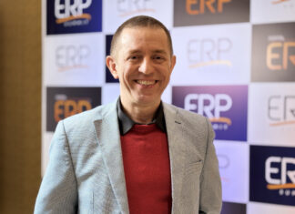 La primera edición del ERP Summit pasó por Santiago El pasado 19 de agosto tuvo lugar en el Hotel Mandarin Oriental de Santiago la primera edición del ERP Summit Chile 2025. Este encuentro forma parte de una serie que arrancó en Brasil, impulsada por Grupo Portal ERP, y ya llegó a distintos países de América Latina y a España. Esta vez, el lema fue “La inteligencia del software como factor de cambio en la gestión empresarial”. Para Luciano Itamar, Co-founder del Grupo Portal ERP, se trata del mayor evento global “multibrand” en torno al software de gestión. “Es la primera vez que hacemos este evento en Chile. Estamos muy animados con esta edición porque el mercado chileno está avanzando y las compañías chilenas están en la búsqueda de cómo acelerar su transformación digital”, destacó Itamar. Para el ejecutivo, la Inteligencia Artificial se presenta en este espacio como un acelerador del proceso de transformación de las compañías. “En este encuentro hablamos de cómo pueden acelerar esa transformación por medio del software de gestión. Y por ese motivo reunimos a los clientes finales con los mayores proveedores, tanto globales como locales, de este software. Es un día de networking, de negocios, para conocer el presente y el futuro del área de software”. Números tempranos de la convocatoria estimaban la asistencia por encima de las mil personas, sin embargo para Itamar no se trata tanto de la cantidad, sino del perfil de los asistentes. “Un 70% de nuestra audiencia está comprobadamente conformada por C-Levels, directores de IT, gerentes y empresarios. Y así queremos que siga, porque son las personas que tienen el poder de toma de decisiones”, precisó Itamar. Innovación con IA, networking y nuevos negocios La agenda del encuentro inició con Andrés Silva Arancibia, speaker tecnológico chileno, quien habló de “Disrupción digital con IA”. La conferencia buscó abrir el debate sobre cómo las organizaciones pueden adoptar estas tecnologías, no solo como una ventaja, sino como una necesidad para mantenerse vigente, innovar con agilidad y responder a los desafíos de productividad, sostenibilidad y crecimiento a largo plazo. "En este encuentro hablamos de cómo pueden acelerar esa transformación por medio del software de gestión. Y por ese motivo reunimos a los clientes finales con los mayores proveedores, tanto globales como locales, de este software". Además de la sesión plenaria, el encuentro contó con tres salas de segmentos, donde más de 20 ponentes abordaron temas relacionados con la innovación y la transformación digital para diversos sectores. En este orden, empresas tales como NetSuite (Oracle), Seidor/SAP, Entel Digital, Odoo, Siigo KAME, QAD, Softland, Visma, Defontana, VisualK, Cosmo Consult, Rindegastos y SONDA, entre otras, presentaron sus soluciones durante el evento, formando parte de la exposición y conferencias temáticas. Entre los temas abordados en dichas charlas, destacó la forma en que ERP integrado con IA hace evolucionar la forma de trabajar en áreas como finanzas, operaciones, recursos humanos y ventas. “Siempre la propuesta del evento es disponer de un área de exposición y un área de conferencias. Durante todo el día tuvimos presentaciones acerca del tema, y obviamente también creamos un escenario importante para hacer networking”, comentó Itamar, quien coordinó también el panel principal “La inteligencia del software como factor de cambio en la gestión empresarial”, del que participaron Esteban Rodríguez Trelles, Product Evangelist de Odoo; Gonzalo Vega, Channel Sales Manager en QAD; Diego González, CEO de Defontana; Manuel Concha, CEO de Siigo KAME; Crescente Necochea, Gerente Mercado PYME de Entel Digital; Héctor Aranzueque, Gerente General VisualK; Sebastián Figueroa, Chief Technology Officer del Grupo Softland y Marcos Valderrama, SAP Head S/4HANA Cloud. “Siempre que vamos a un país, no vamos para solo hacer una edición. Es una agenda, hacemos esto en todos los países. Empezamos un camino, y tú tienes aquí una primera edición, pero la idea es que la segunda edición sea aún mayor, y ése es el espíritu en todos los países”, destacó el organizador.