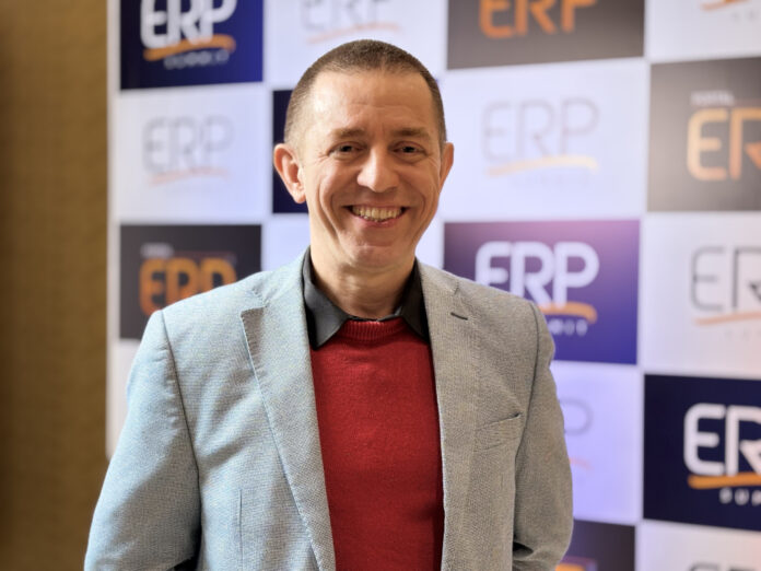 El pasado 19 de agosto tuvo lugar en el Hotel Mandarin Oriental de Santiago la primera edición del ERP Summit Chile 2025. Este encuentro forma parte de una serie que arrancó en Brasil, impulsada por Grupo Portal ERP, y ya llegó a distintos países de América Latina y a España. Esta vez, el lema fue “La inteligencia del software como factor de cambio en la gestión empresarial”. Para Luciano Itamar, Co-founder del Grupo Portal ERP, se trata del mayor evento global “multibrand” en torno al software de gestión.  “Es la primera vez que hacemos este evento en Chile. Estamos muy animados con esta edición porque el mercado chileno está avanzando y las compañías chilenas están en la búsqueda de cómo acelerar su transformación digital”, destacó Itamar. Para el ejecutivo, la Inteligencia Artificial se presenta en este espacio como un acelerador del proceso de transformación de las compañías. “En este encuentro hablamos de cómo pueden acelerar esa transformación por medio del software de gestión. Y por ese motivo reunimos a los clientes finales con los mayores proveedores, tanto globales como locales, de este software. Es un día de networking, de negocios, para conocer el presente y el futuro del área de software”.  Números tempranos de la convocatoria estimaban la asistencia por encima de las mil personas, sin embargo para Itamar no se trata tanto de la cantidad, sino del perfil de los asistentes. “Un 70% de nuestra audiencia está comprobadamente conformada por C-Levels, directores de IT, gerentes y empresarios. Y así queremos que siga, porque son las personas que tienen el poder de toma de decisiones”, precisó Itamar. Innovación con IA, networking y nuevos negocios La agenda del encuentro inició con Andrés Silva Arancibia, speaker tecnológico chileno, quien habló de “Disrupción digital con IA”. La conferencia buscó abrir el debate sobre cómo las organizaciones pueden adoptar estas tecnologías, no solo como una ventaja, sino como una necesidad para mantenerse vigente, innovar con agilidad y responder a los desafíos de productividad, sostenibilidad y crecimiento a largo plazo. 