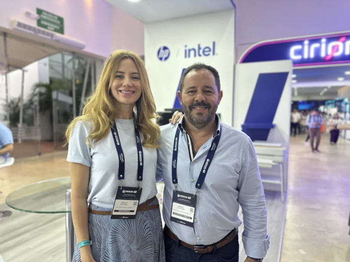 Giselle-Ruiz-Lanza-Vicepresidenta-del-Grupo-de-Ventas-y-Marketing-de-Intel-para-America-Latina-y-Gonzalo-de-la-Fuente-Director-de-Ventas-y-Distribucion-de-Canales-para-Latinoamerica-en-Intel Giselle Ruiz Lanza, Vicepresidenta del Grupo de Ventas y Marketing de Intel para América Latina, y Gonzalo de la Fuente, Director de Ventas y Distribución de Canales para Latinoamérica en Intel
