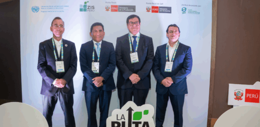 Proyecto ZIS Perú logra un impacto positivo en la sostenibilidad y competitividad industrial Foto PORTADA Izq - Der. Christian Susa de ONUDI, César Quispe, Ministro del PRODUCE, Miguel Ángel Espichán, y César Barahona, ONUDI.