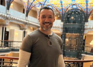 El guardia de seguridad que no sabe distinguir las órdenes de los grafitis Luis Pastor, Sr. Security Solutions Architect en Amazon Web Services (AWS).