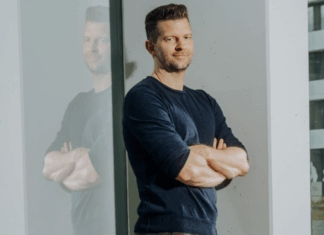 NiCE lanzó AI Ops Center para garantizar el funcionamiento continuo y fiable de los agentes de IA Philipp Heltewig, Director General y Director de IA en NiCE Cognigy.