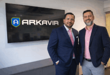 Stellar Cyber colabora con los SOCs regionales para acelerar la capacidad de respuesta ante amenazas desconocidas José Ramírez, Vicepresidente de Ventas de Stellar Cyber para América Latina; y David Alfaro Medina, CEO de ARKAVIA.