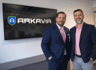 Stellar Cyber colabora con los SOCs regionales para acelerar la capacidad de respuesta ante amenazas desconocidas José Ramírez, Vicepresidente de Ventas de Stellar Cyber para América Latina; y David Alfaro Medina, CEO de ARKAVIA.