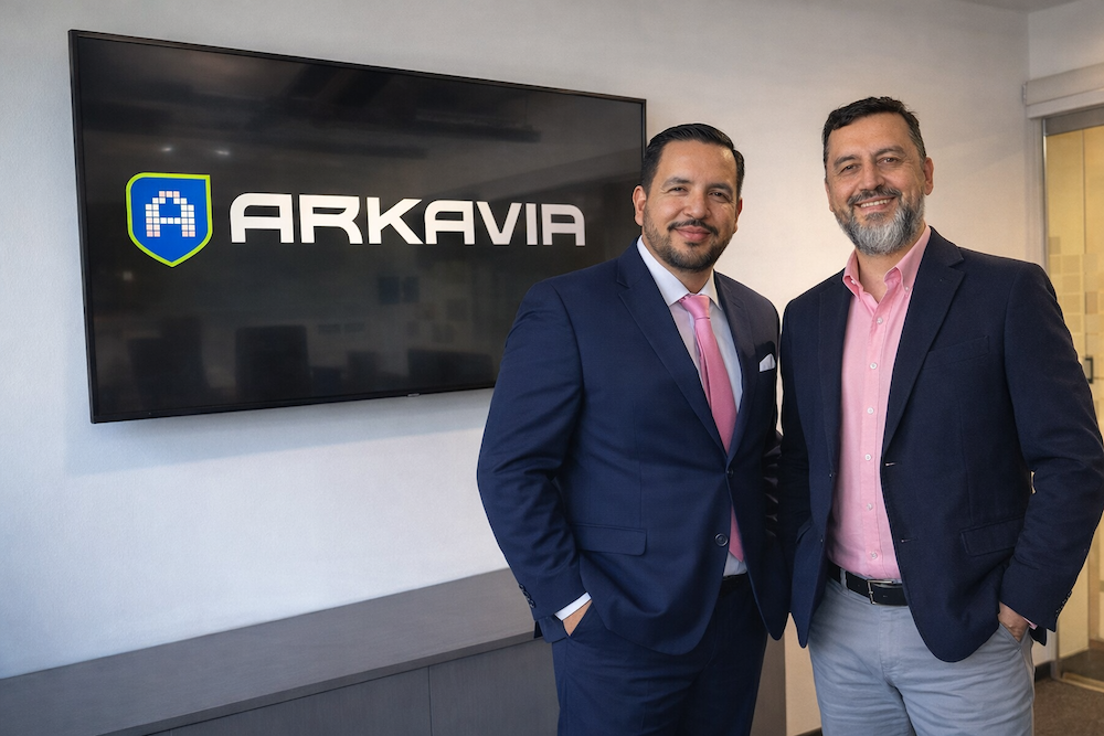 Arkavia_Portada José Ramírez, Vicepresidente de Ventas de Stellar Cyber para América Latina; y David Alfaro Medina, CEO de ARKAVIA.