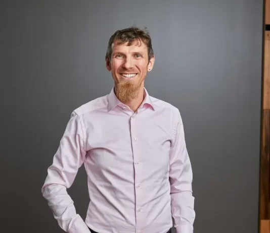 Red Hat se une a NVIDIA en la Open Secure AI Alliance para fortalecer la capa de defensa del código abierto Chris Wright, Director de Tecnología y Vicepresidente Sénior de Ingeniería Global.