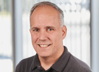 Red Hat lanza Red Hat AI Enterprise para ofrecer una plataforma de IA unificada de la infraestructura a los agentes Joe Fernandes