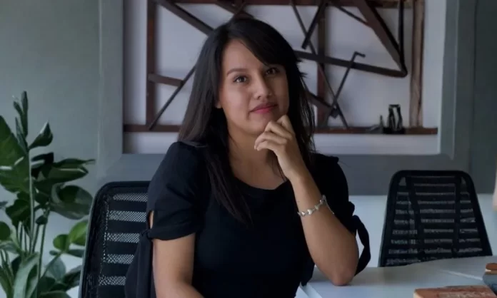 Arely Reyes, Consultora en Select.