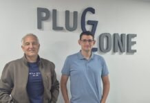Plug Zone: Cómo la certificación ISO 9001 transformó su modelo de consultoría y gestión de talento Diego Minguillón y Sebastián Arietti, socios de Plug Zone, analizando los procesos de calidad del sistema ISO 9001