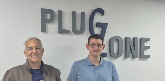 Plug Zone: Cómo la certificación ISO 9001 transformó su modelo de consultoría y gestión de talento Diego Minguillón y Sebastián Arietti, socios de Plug Zone, analizando los procesos de calidad del sistema ISO 9001