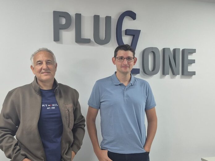 Diego Minguillón y Sebastián Arietti, socios de Plug Zone, analizando los procesos de calidad del sistema ISO 9001