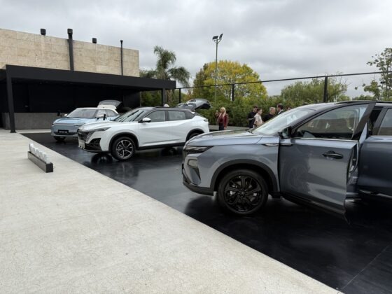 Dongfeng lanza su gama de autos h&iacute;bridos y el&eacute;ctricos en Argentina.