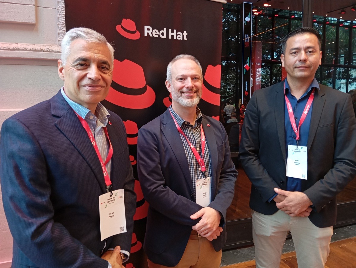En diálogo con este medio, Jorge Payró, Diego Sanin y Victor Cornejo de Red Hat, comentaron varios casos de éxito regionales. En OpenShift Commons Gathering de Buenos Aires 2026.