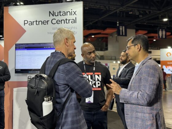 En el &aacute;rea de stands de Nutanix .NEXT 2026, ejecutivos y partners disfrutan un momento de networking.