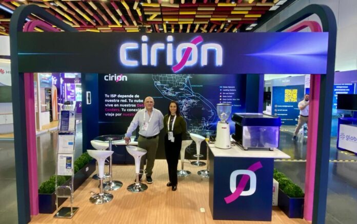 Gustavo Calle, Gerente Comercial del Cluster Sur para ISP y Fiorella Galdós, quien es Senior Account Manager, ambos de Cirion Tecnologies, presentes en ATPC 2026, celebrado en Lima.