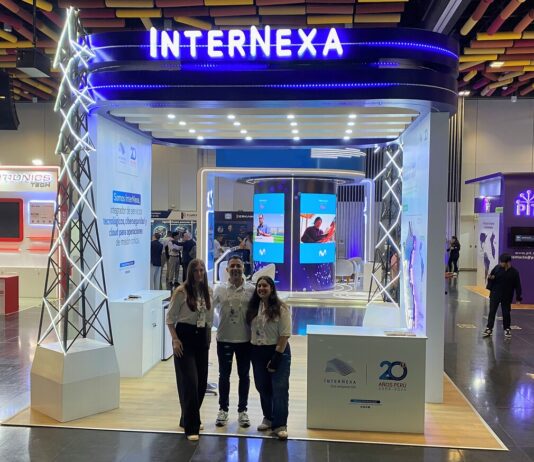 InterNexa: Infraestructura de proximidad y baja latencia para la competitividad digital en Perú Paola Marzo, Gerente de Cuenta; Julián Idárraga, Product Line Manager y Daniela Rojas Market Manager de InterNexa Perú en el stand de APTC 2026.