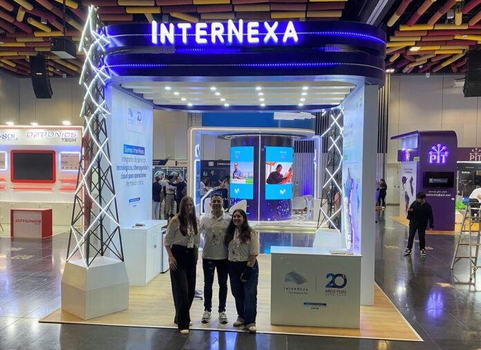 Paola Marzo, Gerente de Cuenta; Julián Idárraga, Product Line Manager y Daniela Rojas Market Manager de InterNexa Perú en el stand de APTC 2026.