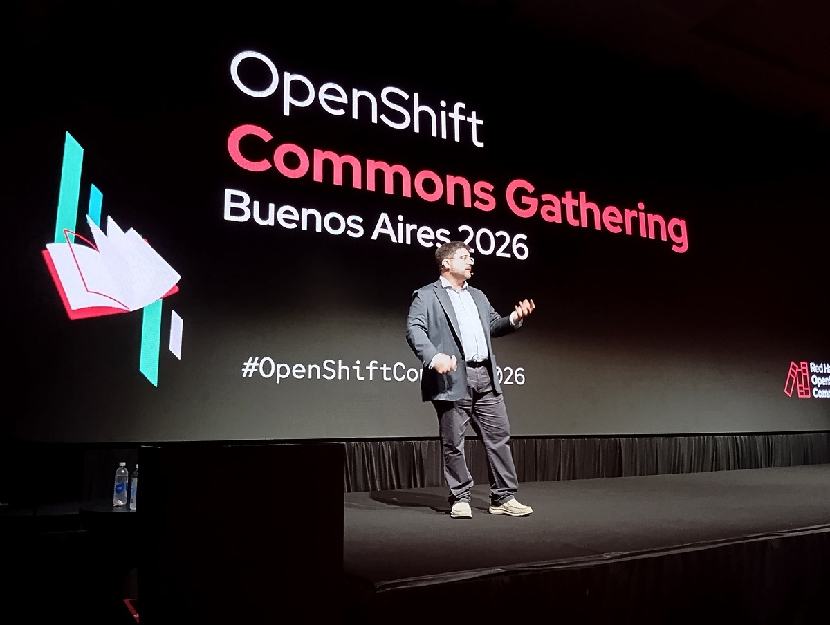 Santiago Sinelnicof en la apertura del OpenShift Commons Gathering de Buenos Aires 2026.