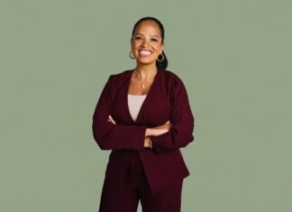 Cerrar la brecha de confianza en la IA: de la transparencia obligatoria a la explicabilidad y la rendición de cuentas Shana Simmons, Chief Legal Officer en Zendesk.