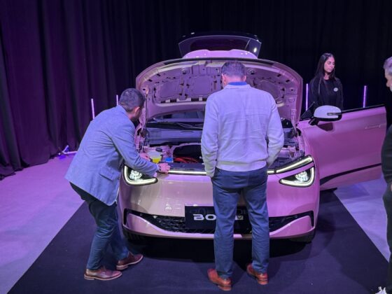 Visitantes recorren y descubren el nuevo modelo.