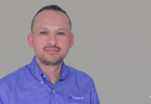 7 poderosas ventajas de la impresión digital enterprise con automatización inteligente de Roland DG Retrato corporativo de Francisco Calleja, Regional Sales Manager en Roland DG, experto en soluciones de impresión digital enterprise y automatización de flujos de trabajo.
