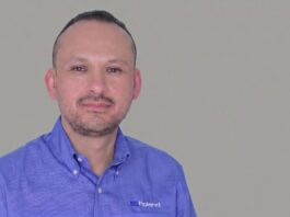 7 poderosas ventajas de la impresión digital enterprise con automatización inteligente de Roland DG Retrato corporativo de Francisco Calleja, Regional Sales Manager en Roland DG, experto en soluciones de impresión digital enterprise y automatización de flujos de trabajo.