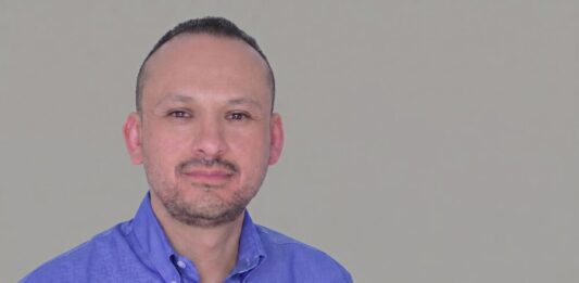7 poderosas ventajas de la impresión digital enterprise con automatización inteligente de Roland DG Retrato corporativo de Francisco Calleja, Regional Sales Manager en Roland DG, experto en soluciones de impresión digital enterprise y automatización de flujos de trabajo.