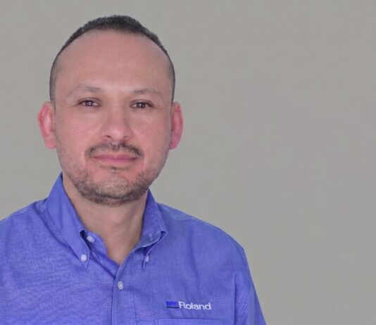 7 poderosas ventajas de la impresión digital enterprise con automatización inteligente de Roland DG Retrato corporativo de Francisco Calleja, Regional Sales Manager en Roland DG, experto en soluciones de impresión digital enterprise y automatización de flujos de trabajo.