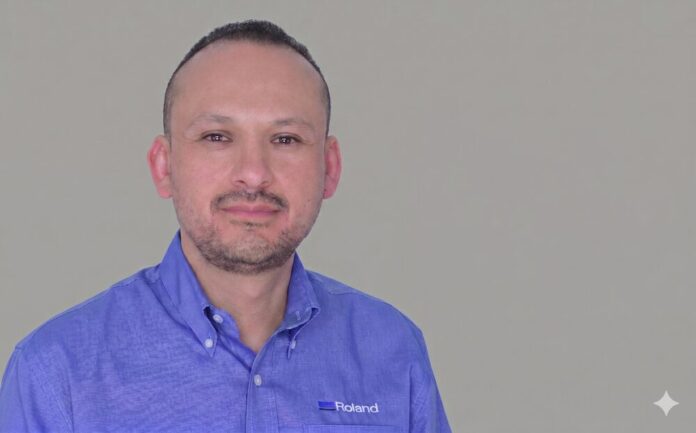 Retrato corporativo de Francisco Calleja, Regional Sales Manager en Roland DG, experto en soluciones de impresión digital enterprise y automatización de flujos de trabajo.