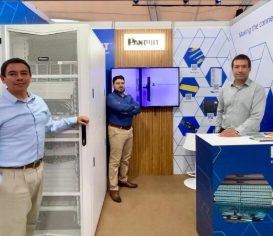 Panduit impulsa la evolución de Data Centers ante los retos de la IA en el Perú Hub Digital Pablo Huapaya,Territory Account Manager; Fernando Díaz, Technical System Engineer; e Iván La Madrid, Territory Account Manager de Panduit Perú.