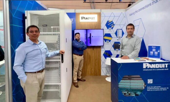 Pablo Huapaya,Territory Account Manager; Fernando Díaz, Technical System Engineer; e Iván La Madrid, Territory Account Manager de Panduit Perú.