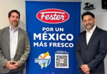 Fester y Google lanzan plataforma con IA para combatir las islas de calor urbano en México Fotografía en plano medio de estudio que muestra a dos ejecutivos de pie y sonrientes flanqueando una gran lona publicitaria de color azul brillante. El profesional de la izquierda, Sebastián Hiernaux de Google México, viste un saco gris claro sobre una camisa blanca de botones y pantalones de mezclilla; el directivo de la derecha, Vicente Madrid de Henkel, usa un traje sastre azul marino formal con camisa blanca. La mampara central despliega el logotipo ovalado de "Fester" en color rojo y blanco, seguido de la frase en letras blancas "POR UN MÉXICO MÁS FRESCO", un gráfico de la iniciativa "TECNOLOGÍA COOL ROOF" y un código QR grande con la leyenda "PRUEBA LA HERRAMIENTA AQUÍ".