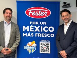 Fester y Google lanzan plataforma con IA para combatir las islas de calor urbano en México Fotografía en plano medio de estudio que muestra a dos ejecutivos de pie y sonrientes flanqueando una gran lona publicitaria de color azul brillante. El profesional de la izquierda, Sebastián Hiernaux de Google México, viste un saco gris claro sobre una camisa blanca de botones y pantalones de mezclilla; el directivo de la derecha, Vicente Madrid de Henkel, usa un traje sastre azul marino formal con camisa blanca. La mampara central despliega el logotipo ovalado de "Fester" en color rojo y blanco, seguido de la frase en letras blancas "POR UN MÉXICO MÁS FRESCO", un gráfico de la iniciativa "TECNOLOGÍA COOL ROOF" y un código QR grande con la leyenda "PRUEBA LA HERRAMIENTA AQUÍ".