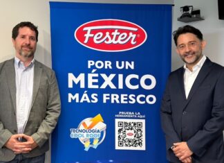 Fester y Google lanzan plataforma con IA para combatir las islas de calor urbano en México Fotografía en plano medio de estudio que muestra a dos ejecutivos de pie y sonrientes flanqueando una gran lona publicitaria de color azul brillante. El profesional de la izquierda, Sebastián Hiernaux de Google México, viste un saco gris claro sobre una camisa blanca de botones y pantalones de mezclilla; el directivo de la derecha, Vicente Madrid de Henkel, usa un traje sastre azul marino formal con camisa blanca. La mampara central despliega el logotipo ovalado de "Fester" en color rojo y blanco, seguido de la frase en letras blancas "POR UN MÉXICO MÁS FRESCO", un gráfico de la iniciativa "TECNOLOGÍA COOL ROOF" y un código QR grande con la leyenda "PRUEBA LA HERRAMIENTA AQUÍ".