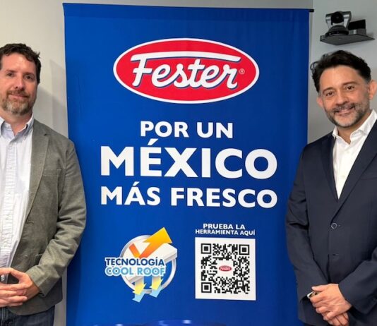 Fester y Google lanzan plataforma con IA para combatir las islas de calor urbano en México Fotografía en plano medio de estudio que muestra a dos ejecutivos de pie y sonrientes flanqueando una gran lona publicitaria de color azul brillante. El profesional de la izquierda, Sebastián Hiernaux de Google México, viste un saco gris claro sobre una camisa blanca de botones y pantalones de mezclilla; el directivo de la derecha, Vicente Madrid de Henkel, usa un traje sastre azul marino formal con camisa blanca. La mampara central despliega el logotipo ovalado de "Fester" en color rojo y blanco, seguido de la frase en letras blancas "POR UN MÉXICO MÁS FRESCO", un gráfico de la iniciativa "TECNOLOGÍA COOL ROOF" y un código QR grande con la leyenda "PRUEBA LA HERRAMIENTA AQUÍ".
