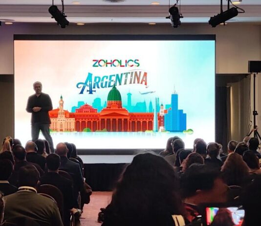 Zoholics Argentina 2026: El debut del gigante humilde que transforma los negocios Apertura a cargo de Raju Vegesna, Evangelista en Jefe de Zoho.