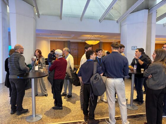 Asistentes conversando en el lobby del hotel.