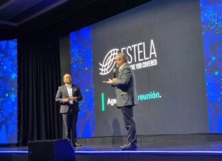 ESTELA: la IA no corrige datos deficientes y puede amplificar los riesgos fiscales de las empresas Fotografía en plano medio de Jair Martínez Aguilar, Country Manager de ESTELA en México, posando de pie y con los brazos cruzados en una oficina corporativa difuminada. El directivo es calvo, tiene barba corta y viste un saco de vestir color azul claro sobre una camisa blanca de cuello abierto. Porta anteojos de armazón negro grueso y mira con expresión seria y fija directamente hacia la cámara. Al fondo se aprecian sutilmente lámparas colgantes modernas de oficina y escritorios de trabajo con personal apenas perceptible.