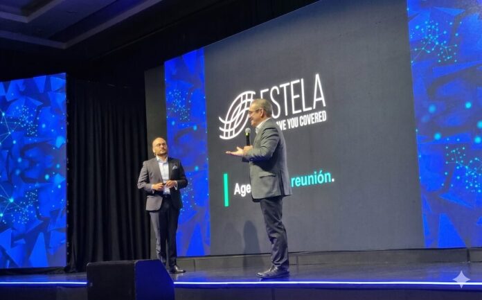 El Country Manager de ESTELA en México advierte que poseer grandes volúmenes de información no garantiza protección frente a la autoridad si las organizaciones carecen de trazabilidad integral Fotografía en plano medio de Jair Martínez Aguilar, Country Manager de ESTELA en México, posando de pie y con los brazos cruzados en una oficina corporativa difuminada. El directivo es calvo, tiene barba corta y viste un saco de vestir color azul claro sobre una camisa blanca de cuello abierto. Porta anteojos de armazón negro grueso y mira con expresión seria y fija directamente hacia la cámara. Al fondo se aprecian sutilmente lámparas colgantes modernas de oficina y escritorios de trabajo con personal apenas perceptible.