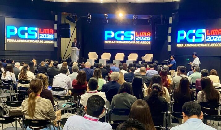 Ponencia y mesa de debate en el auditorio principal con asistentes del sector en PGS Lima 2026.